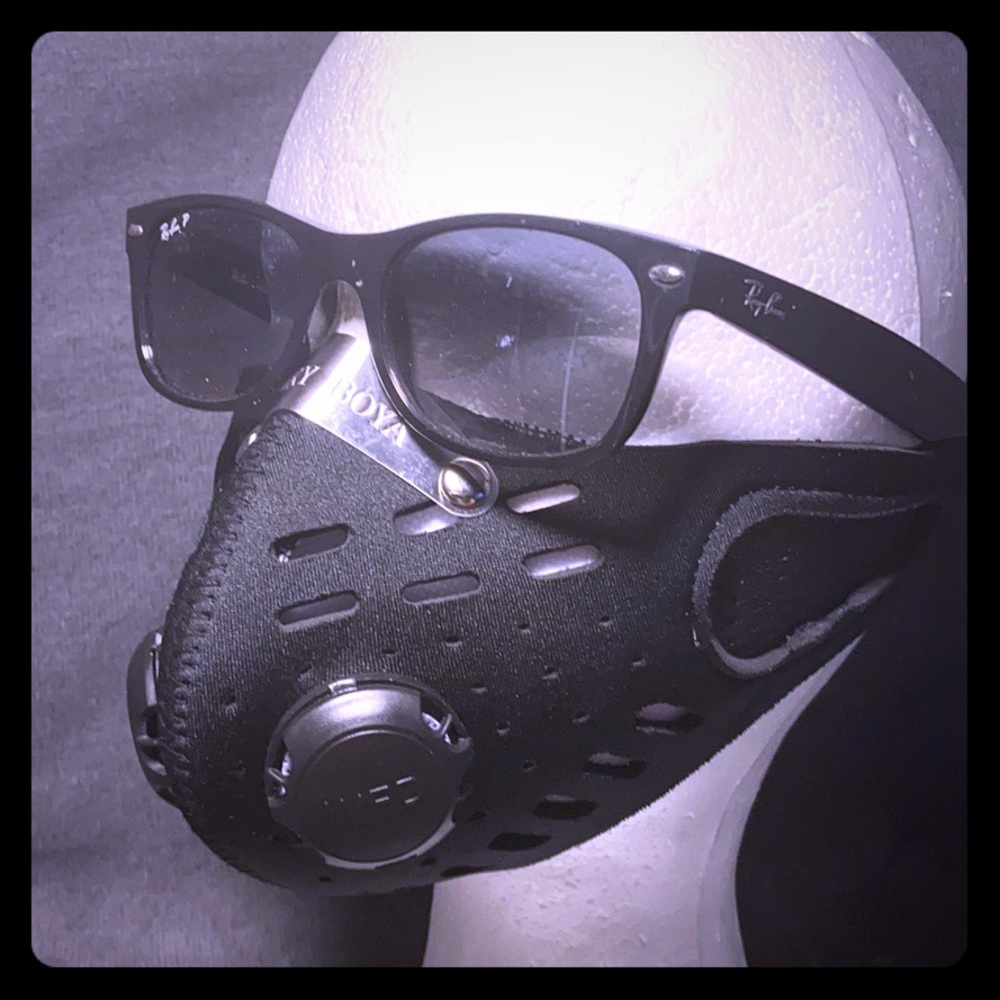 Black mesh protective mask w/2, 1way airflow valve